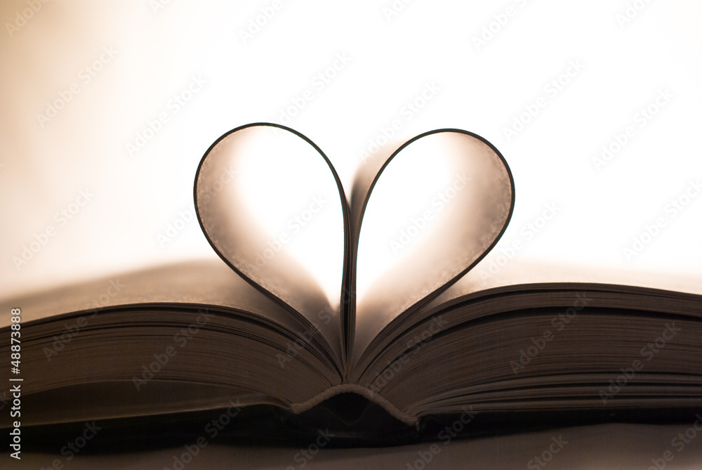 Strony książki ułożone w kształt serca - obrazy, fototapety, plakaty 