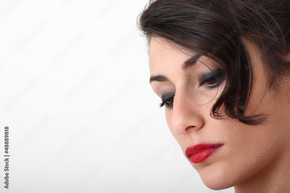 Fototapeta premium Ritratto di ragazza con collana rossa