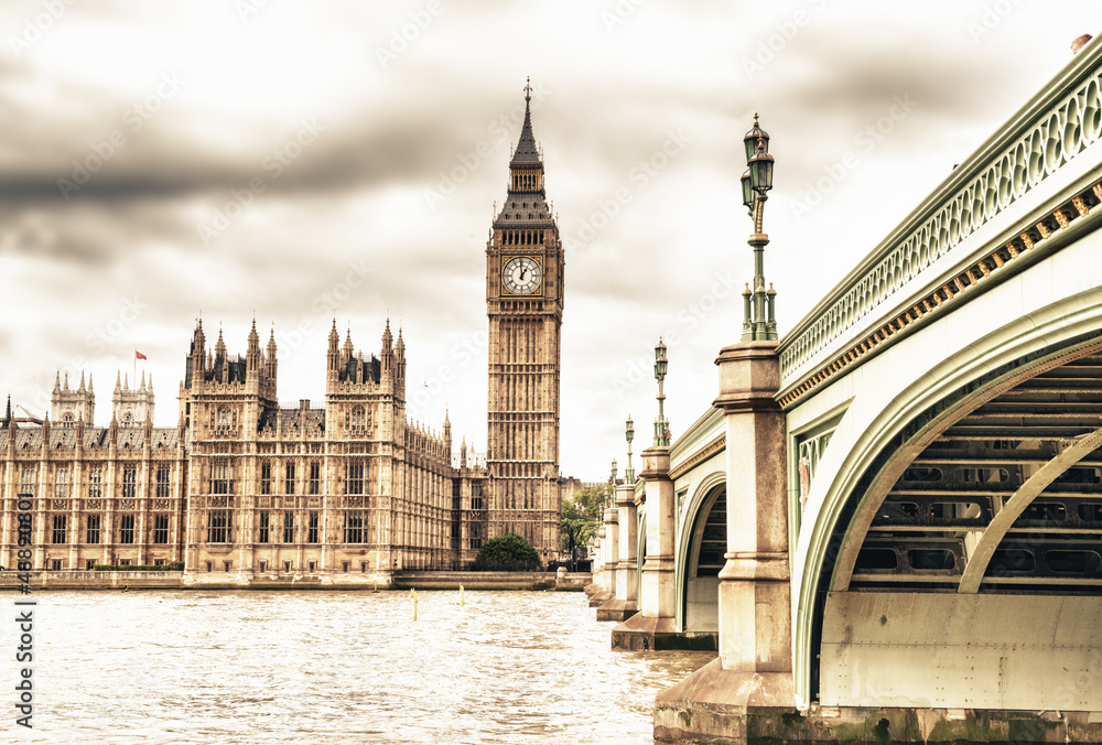 Fototapeta premium The Big Ben, the House of Parliament and the Westminster Bridge