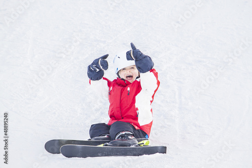 Junge auf Ski im Urlaub