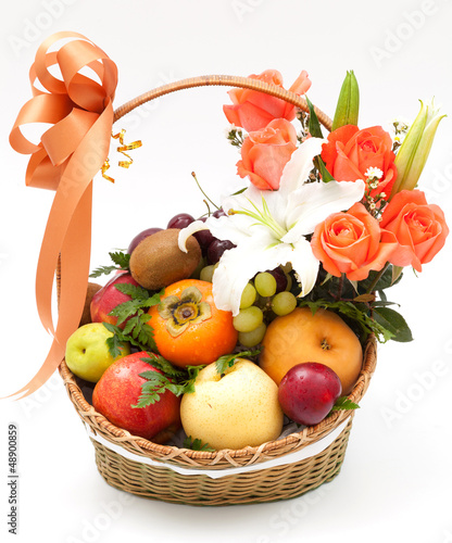 Fototapeta Naklejka Na Ścianę i Meble -  fruit basket with flower