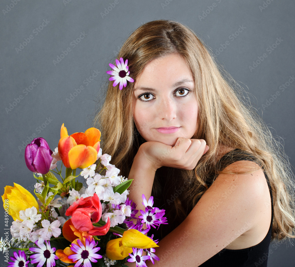 Frühling: Junge, blonde Frau und bunter Frühlingsstrauß Frühling: Junge, blonde Frau und bunter Frühlingsstrauß