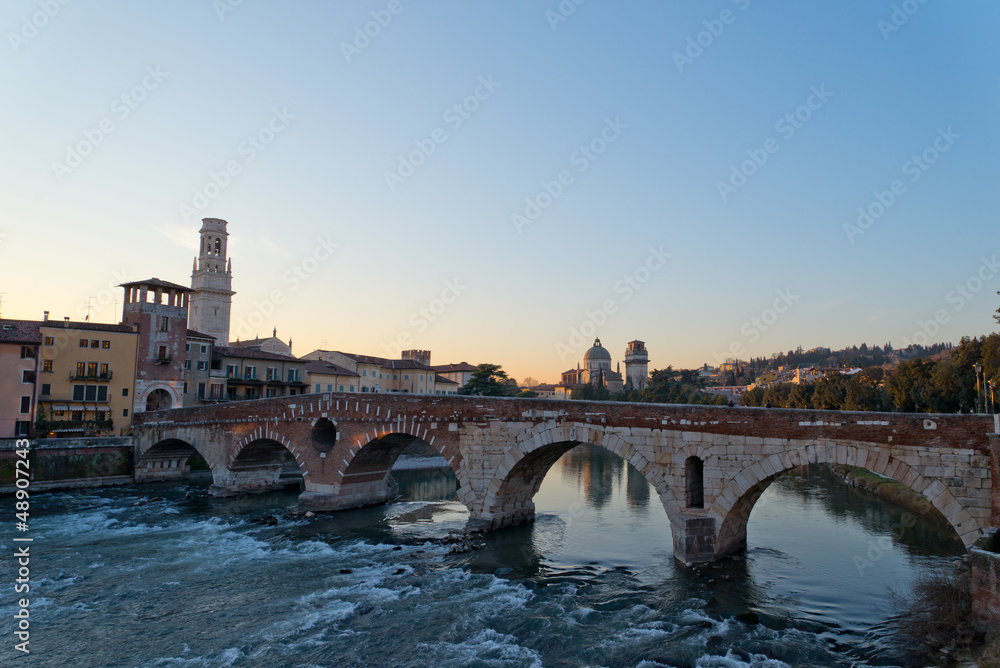 Ponte pietra di Verona al Tramonto