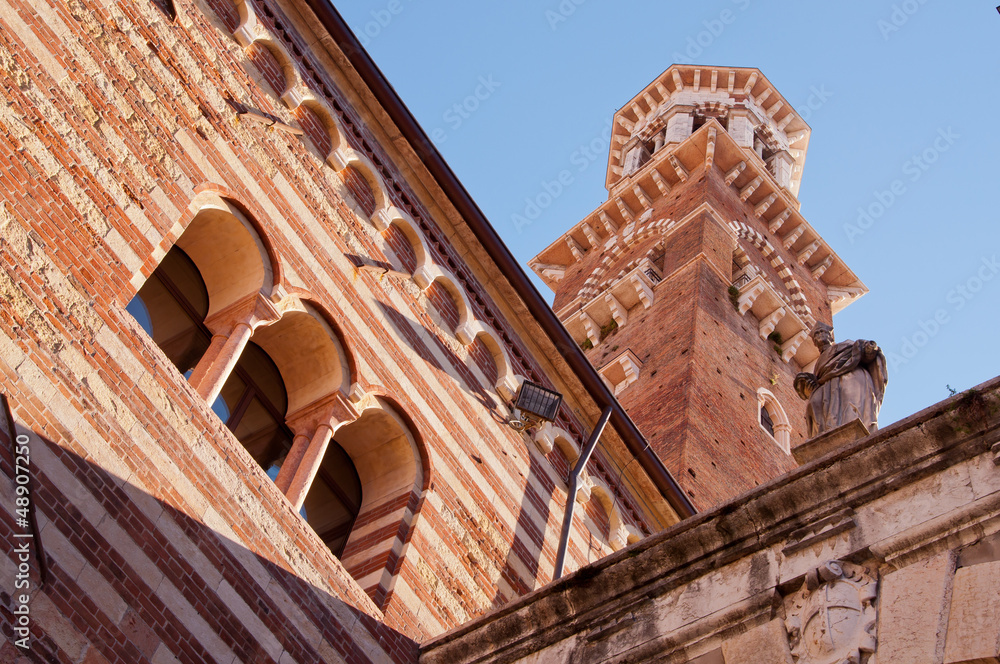 Torre dei Lamberti, la torre dell'orologio più alta di Verona