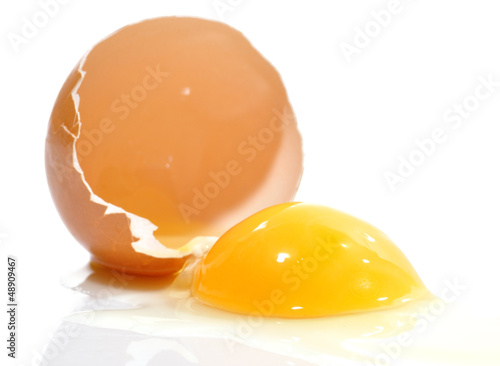 Huevo aislado sobre fondo blanco.