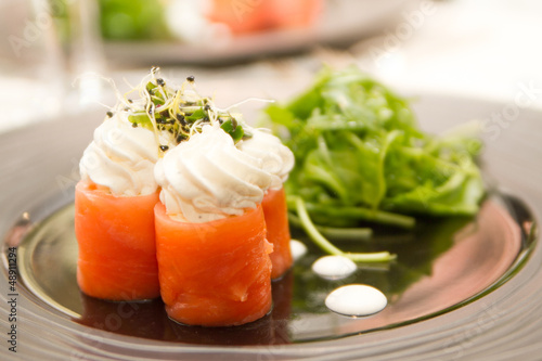 aumônière de saumon fumé et fromage frais sur jeunes pousses photo