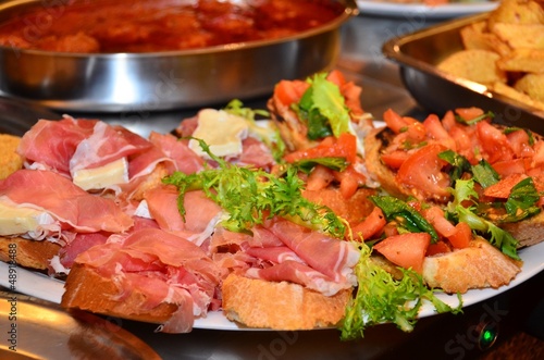 Crostini veneziani crudo e brie e pomodoro