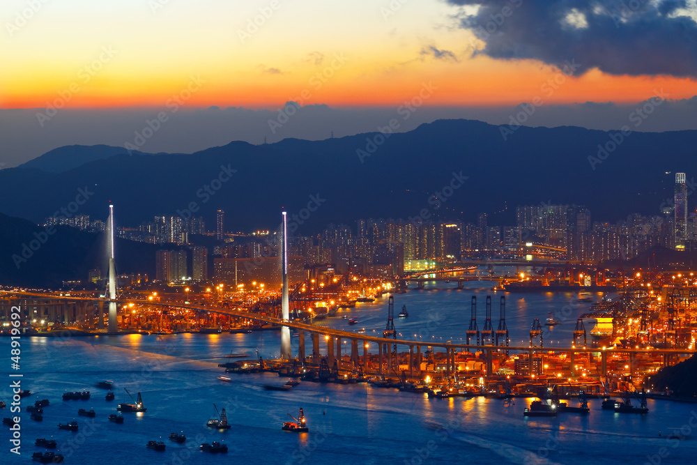 Fototapeta premium Autostrada w nocy z oświetleniem samochodów w nowoczesnym mieście