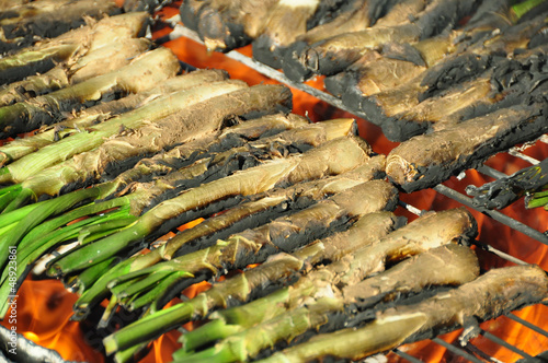 Calçots en la barbacoa bajo la brasa