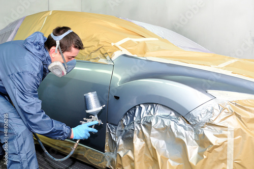 фотографія Worker painting a car.