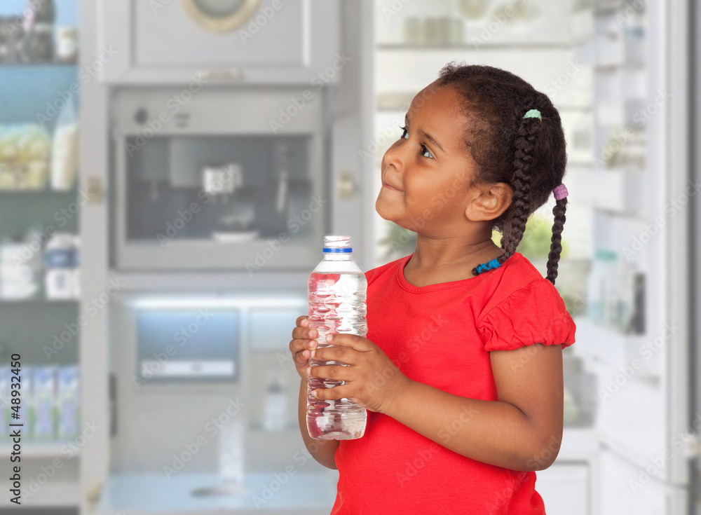 Africaine petite fille avec une bouteille d'eau Africaine petite fille avec une bouteille d'eau
