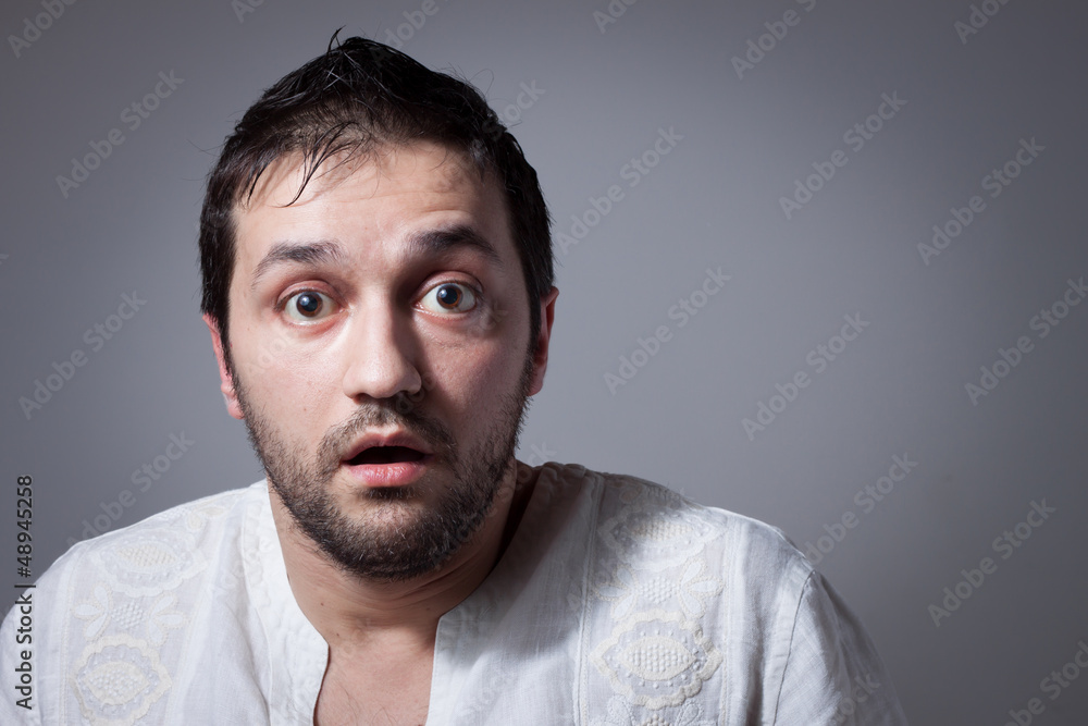 Obraz premium Young bearded man with astonished expression