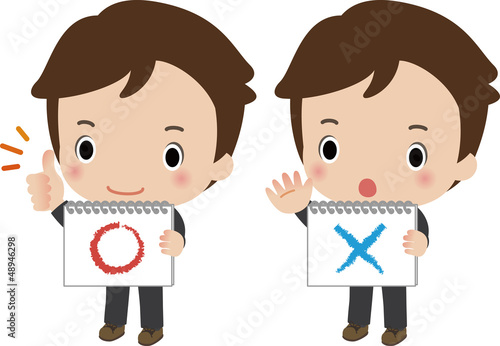 ○と×のボードを持つスーツの男性