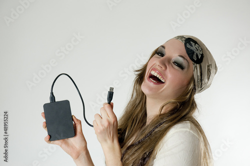 Femme pirate avec un disque dur dans la main photo