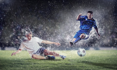 Acrylglasbilder Fußball fürs Kinderzimmer Zwei Fußballspieler im Zweikampf  © Sergey Nivens