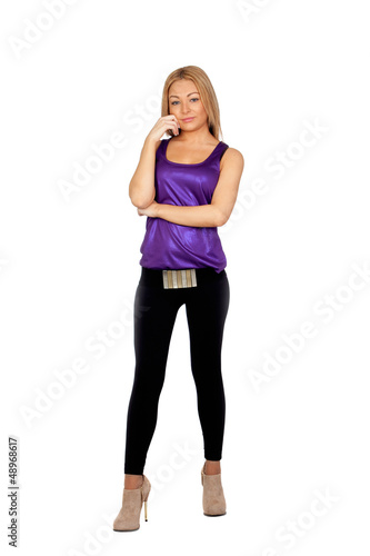 Pensif femme avec un t-shirt violet