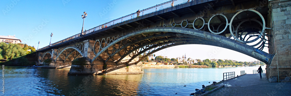 Fototapeta premium PUENTE DE TRIANA EN SEVILLA. PANORÁMICA