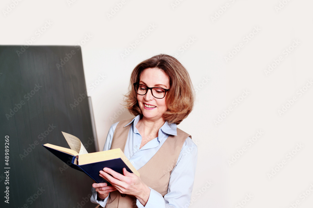 Lehrerin mit Buch in der Hand Lehrerin mit Buch in der Hand
