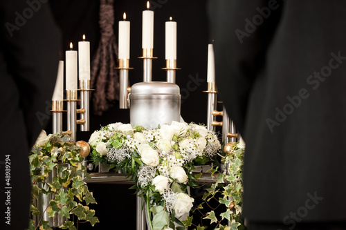 Obraz na plátně Grief - urn Funeral and cemetery