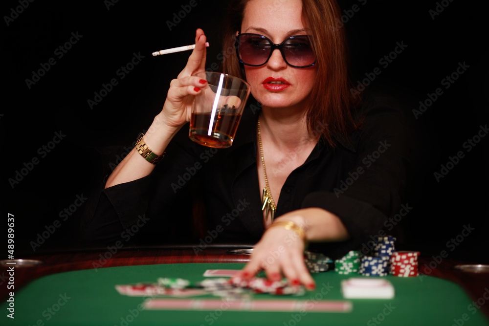 Frau am Pokertisch mit Drink Frau am Pokertisch mit Drink