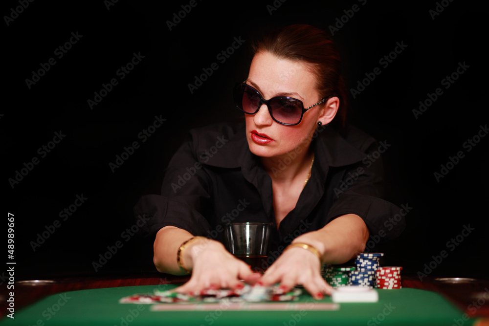 Frau pokert mit Sonnenbrille Frau pokert mit Sonnenbrille