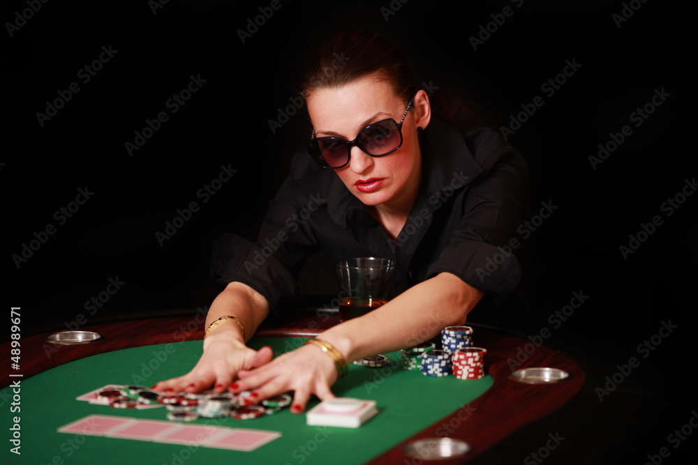 Frau pokert mit Sonnenbrille Frau pokert mit Sonnenbrille