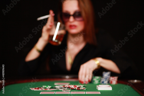 Frau am Pokertisch mit Drink