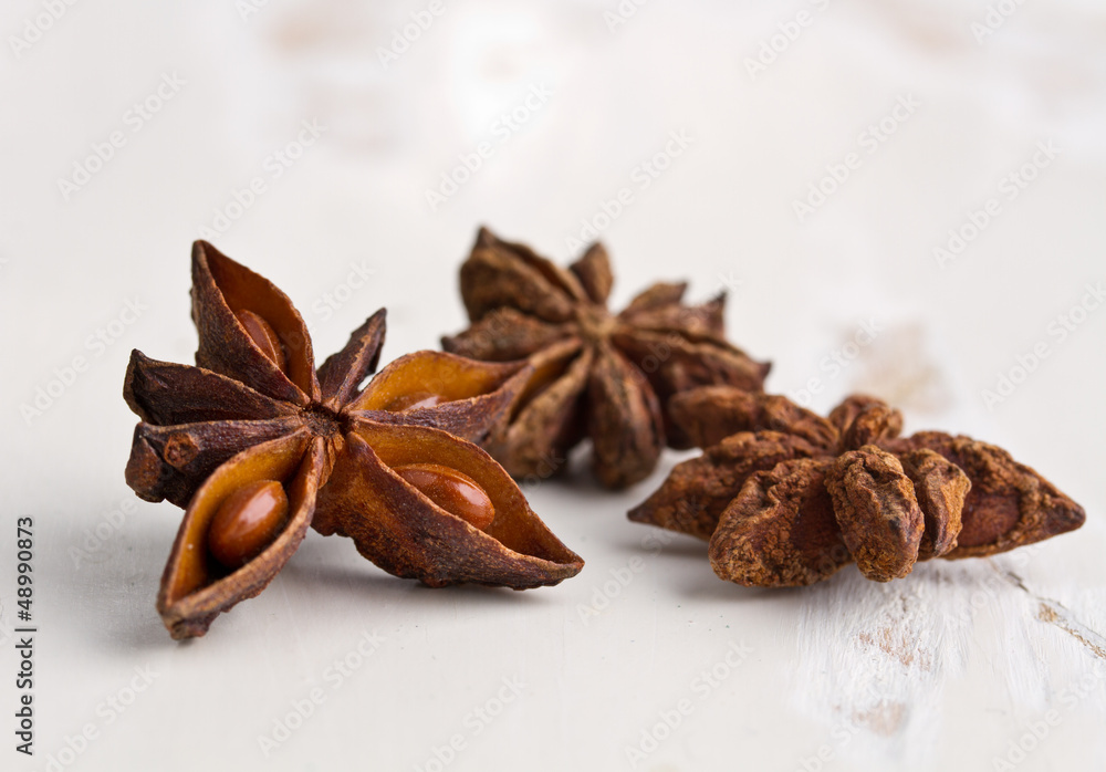 Obraz premium anise stars on old wooden table