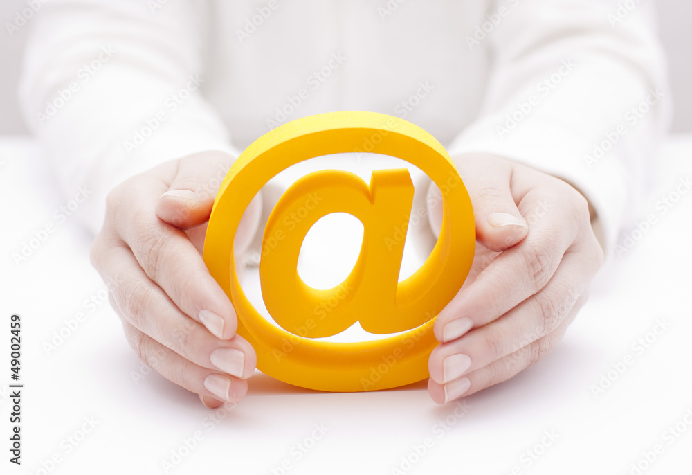 Valokuva 3d email symbol protected by hands