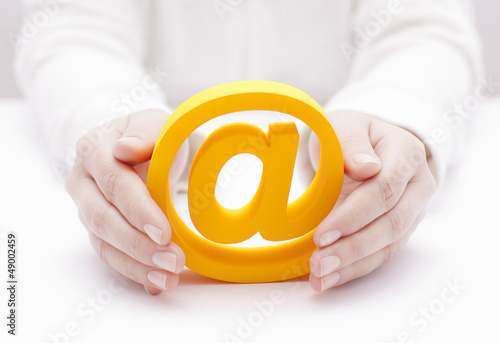 3d email symbol protected by hands