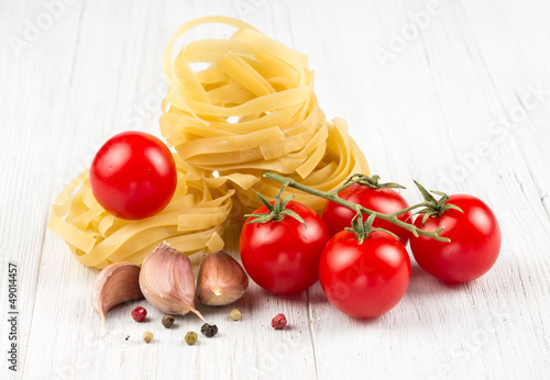 Nest egg noodles with tomatoes