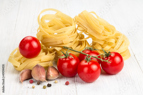 Nest egg noodles with tomatoes and garlic
