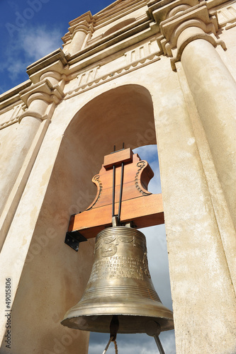 Campana de bronce en el campanario de la iglesia photo