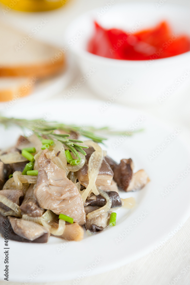 oyster mushrooms cooked with onion oyster mushrooms cooked with onion