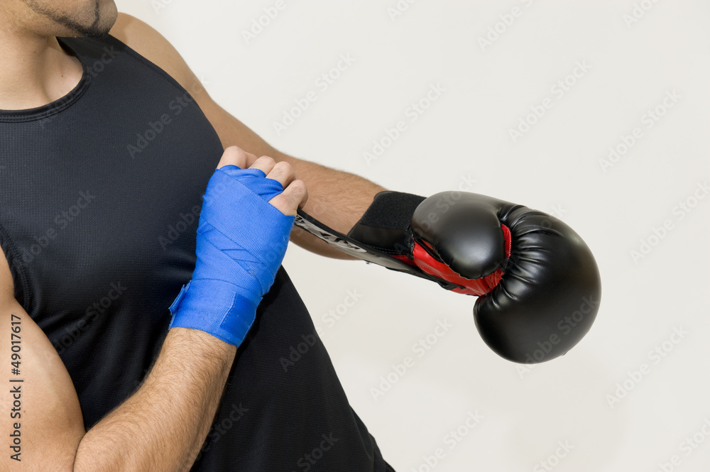Boxeur enfilant son gant