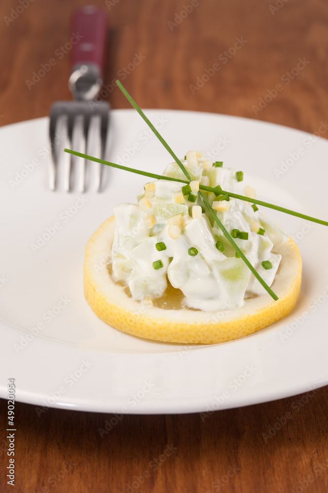 Concombre à la crème citronée et à la ciboulette. Concombre à la crème citronée et à la ciboulette.