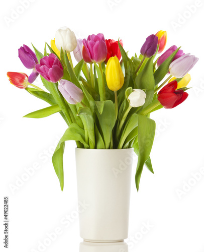 Fototapeta Naklejka Na Ścianę i Meble -  Tulpenstrauß in weißer Vase, isoliert