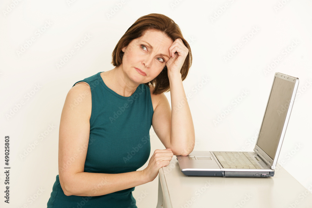 reife Frau sitzt am Notebook reife Frau sitzt am Notebook