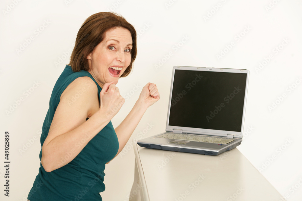 Frau in ihren Goldenen Jahren am pc