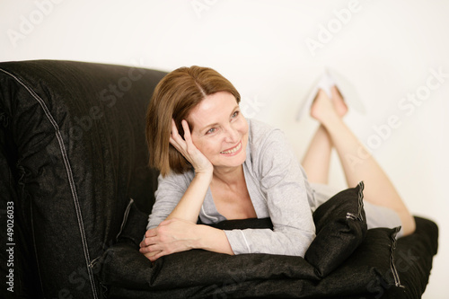 Frau zuhause auf der Couch