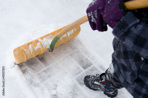 to shovel snow photo