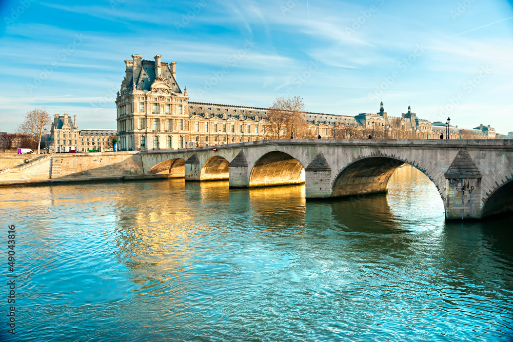 Naklejka premium Luwr i Pont du Carousel, Paryż - Francja