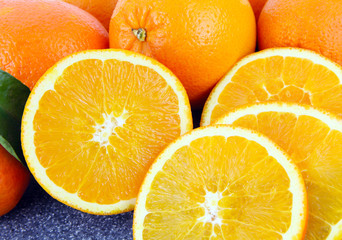 Keuken achterwand Plakjes fruit Frisse sinaasappels op rustieke tafel  © fotoknips