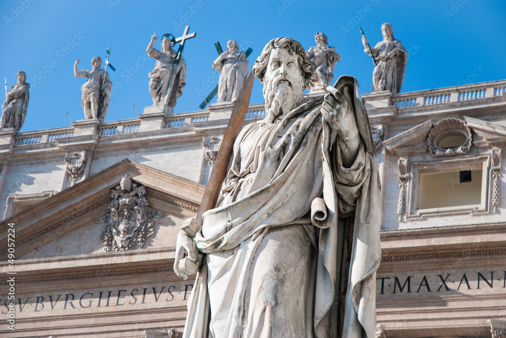 Obraz premium Statue of Apostle in front of the Basilica of St. Peter