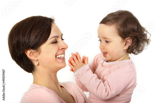 Eine Mutter liebkost ihre Tochter