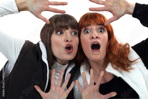 Εκτύπωση καμβά Women with their faces pressed against glass