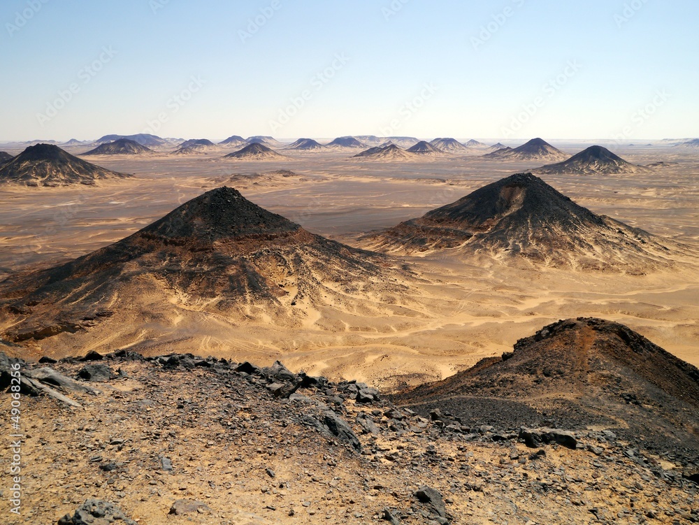 エジプトの西方砂漠にある黒砂漠の風景