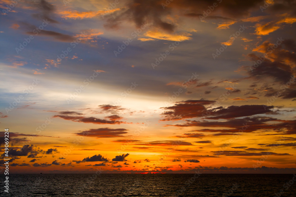 Fototapeta premium Beautiful sunset on the beach in Thailand.