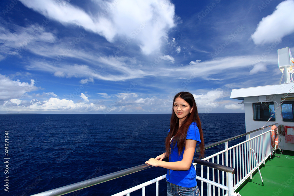南国沖縄の船上で寛ぐ女性