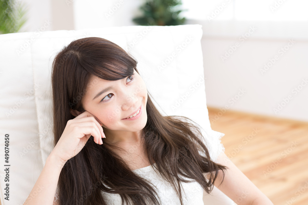 部屋でリラックスする若い女性 部屋でリラックスする若い女性